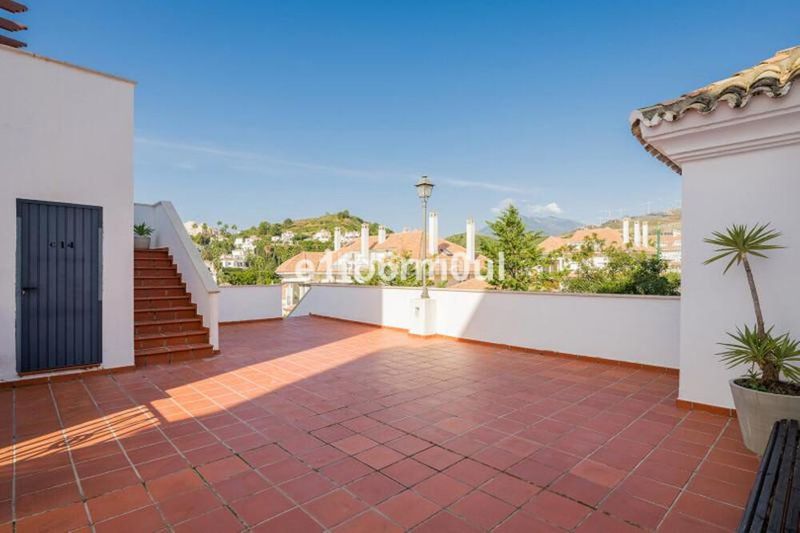 Foto a4815bd2-72cc-4f20-8d82-6f47bbd44873. Apartament amb aparcament piscina a Los Naranjos Marbella