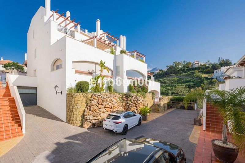 Foto dce80f8a-b48d-4efd-93b6-833b4635da8b. Apartament amb aparcament piscina a Los Naranjos Marbella