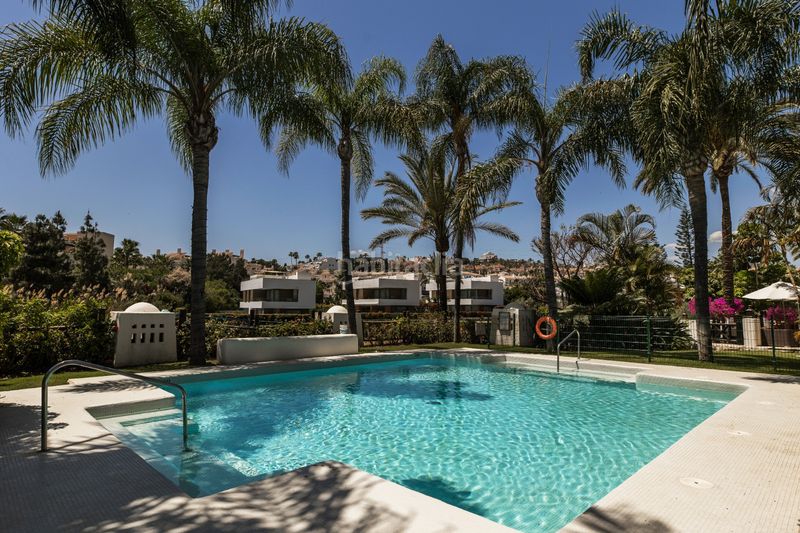 Foto 0ead247c-70d2-4d9c-b8bf-656fadc26cdf. Casa adossada amb aparcament piscina a Paraiso - Barronal Estepona