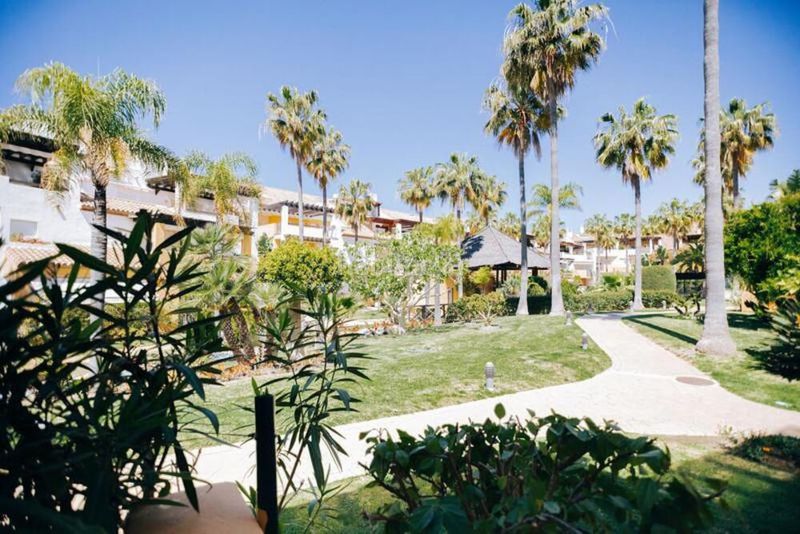 Foto 479e0584-2531-49c0-8084-7f8d1c327a4b. Affitto piano terra con parcheggio piscina in bahía de Marbella Marbella