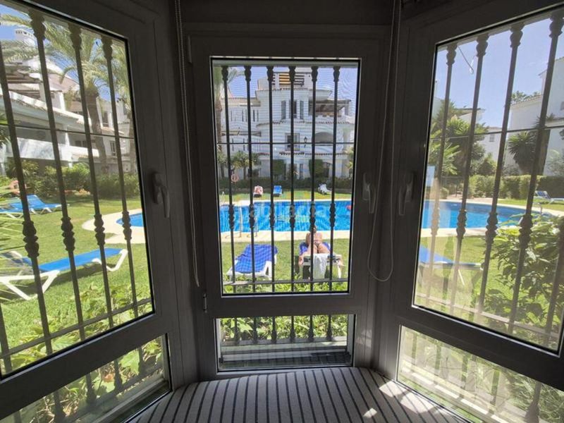 Foto d53505c6-2c8d-4b89-9a89-24f77bdd3ec8. Affitto piano terra con piscina in Los Naranjos Marbella