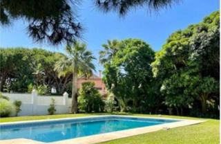 Rent House in N/a. Villa en alquiler en hacienda las chapas, marbella