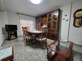 Piso en Marxalenes. Inmueble para entrar a vivir  con balcon y buena ubicacion