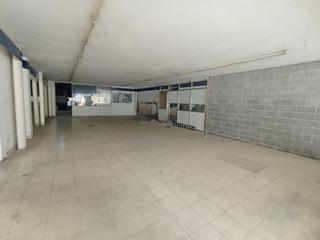 Local commercial à Santa Maria de Palautordera. Local 564m2 en centro urbano con amplio escaparate de 17m.