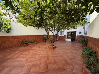Casa in Malpartida de Plasencia. Amplia vivienda con gran patio y garaje en malpartida de plasenc