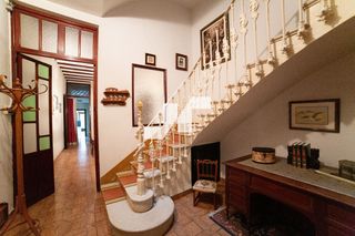 Casa  De l'estaci�. Casa c�ntrica con doble fachada