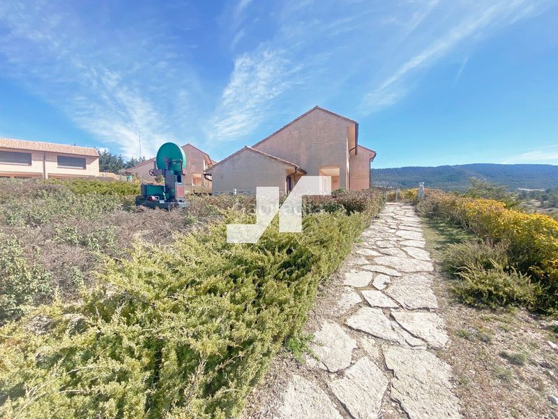 Foto 5b8d2ff2-387b-40c5-a456-7b8049be81f2. Edifici a Orea