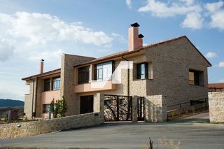 Gebäude  De las candelas. Hotel con apartamentos y piscina en orea