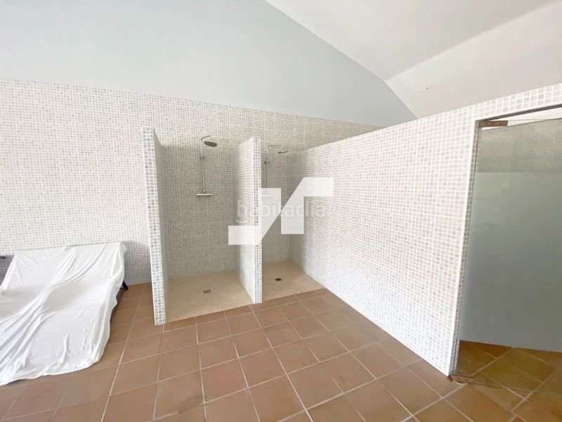 Foto f214ab08-f9e7-4958-8030-eae164eee248. Edifici a Orea