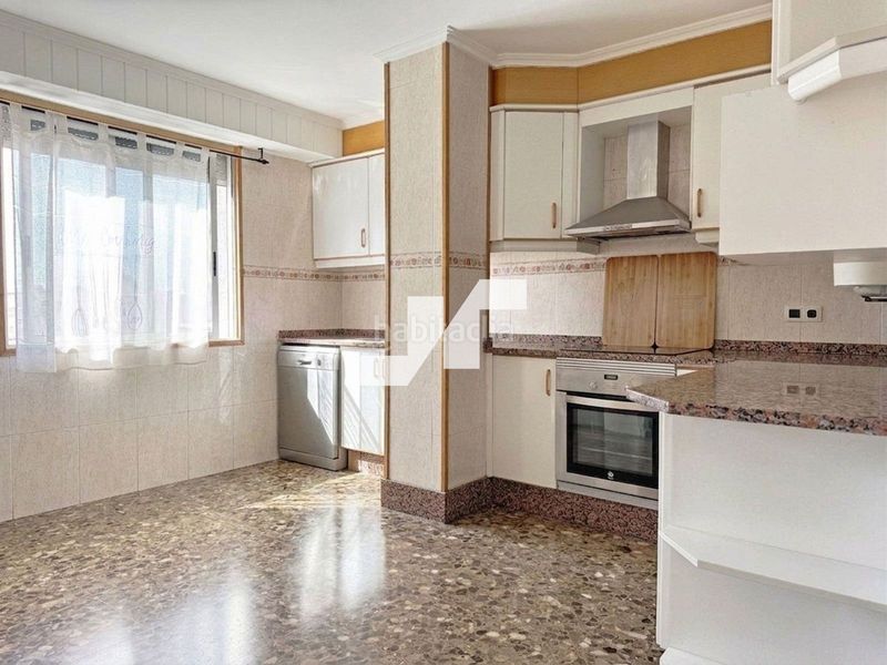 Foto beb34c12-bf1e-4f44-936e-dcb2c2b0e5a6. Edifici a Llombai Burriana