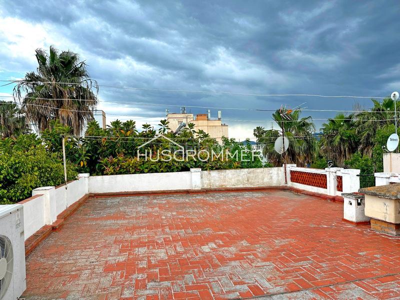 Foto 074c8643-effa-489c-b94d-c99046a5aad7. Chalet mit parking in Playa Burriana