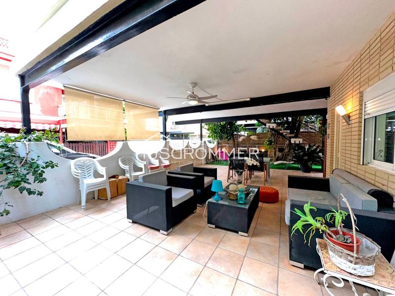 Foto 1f932e01-8d1a-452a-8947-914c2c73b422. Chalet mit parking in Playa Burriana