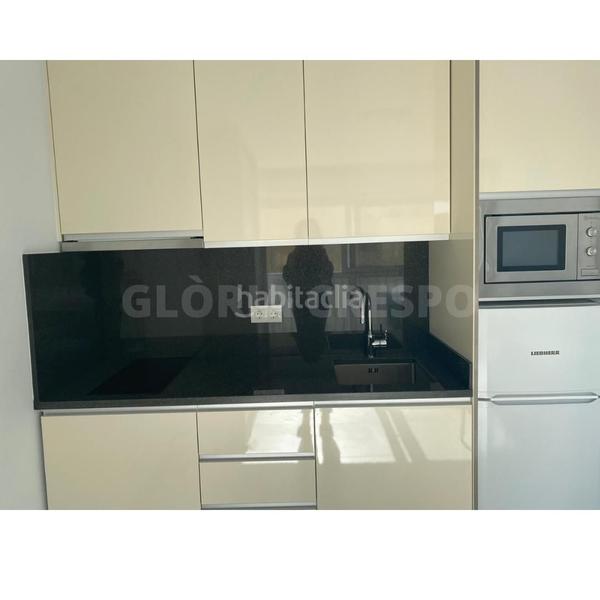 Foto 5794b275-bdc2-4fdf-9e44-1da42a20ab3e. Estudio a la venta estudio renovado en primera línea de playa . en Empuriabrava