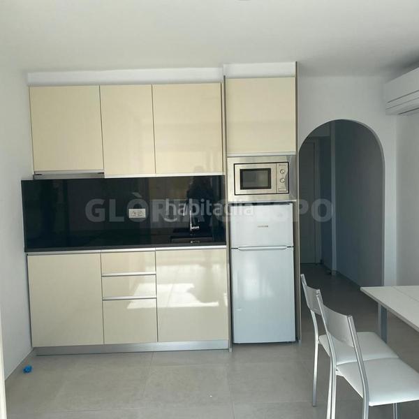 Foto baddab82-ba9d-4b39-b57e-269ed36bc734. Estudio a la venta estudio renovado en primera línea de playa . en Empuriabrava