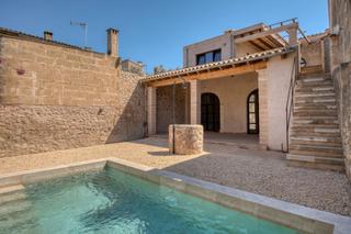 Casa adossada a Carrer de guillem moragues. Exclusiva casa de pueblo