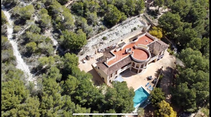 Foto 98822d3d-81ca-4541-9cbb-bede9e3c2236. Casa amb calefacció aparcament piscina a Peguera Calvià