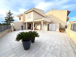 Rent House  Muro - carrer de ramon llull. Presentamos una gran villa en muro, en el norte de mallorca, dis