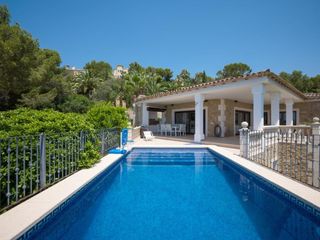 Rent House  Calvià - carrer pinar. Descubra esta preciosa villa con vistas panorámicas al mar, situ