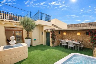 Rent Towny house  Sant joan - carrer nou. En una zona tranquila de sant joan, presentamos esta preciosa ca