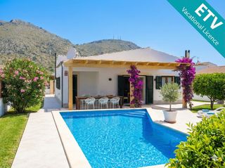 Casa  Puerto de alcúdia - carrer de bearn. En una zona tranquila cerca del mar, esta casa completamente mod