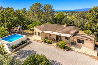 Rent House  Llubí - poligono 8. Se alquila encantadora finca rústica sin amueblar, situada en un
