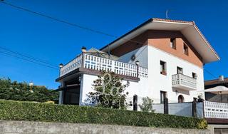 Casa a Lemoa. Preciosa casa con jardin privado