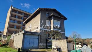 Casa en Lemoa. Se vende casa unifamiliar con terreno