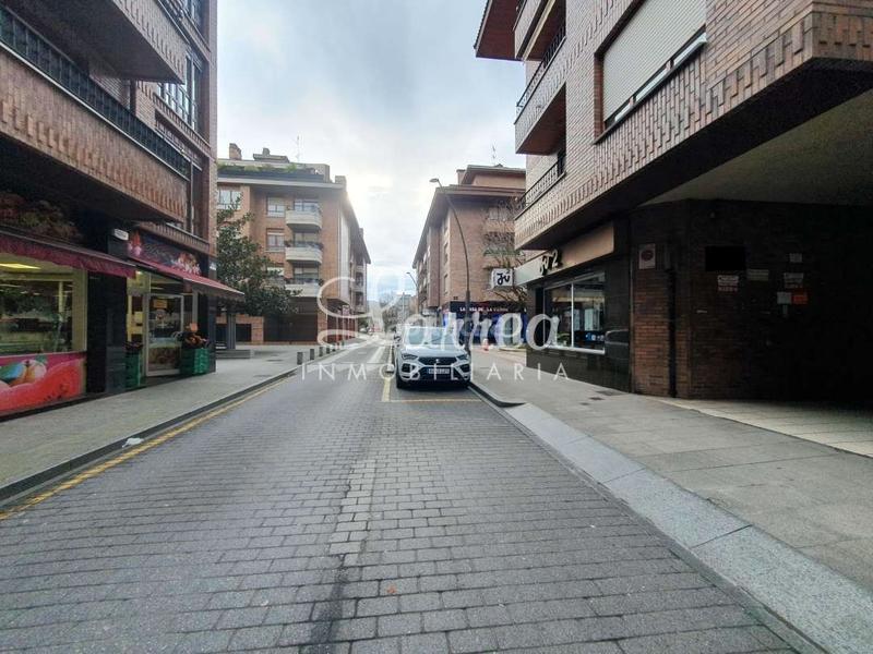 Foto b7aacc93-b9c7-4249-9136-3f941dc7765d. Parking voiture dans Amorebieta - Etxano
