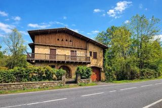 Casa a Biteri 14. Se vende casona con bonito jardín y junto a la parada de autobús