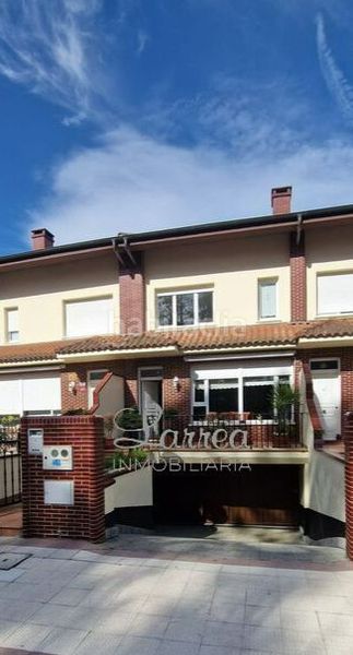 Foto 93884f77-a76d-4660-9f83-011892a6561d. Casa adossada amb calefacció aparcament a Igorre