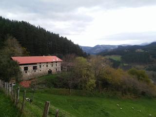 Casa a Zeanuri. Zona uribe: medio caserio en venta con 16.000 metros cuadrados d