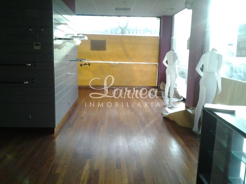 Foto 5122b76f-3f42-44e6-bb37-b3e29535d492. Location local commercial dans Lemoa