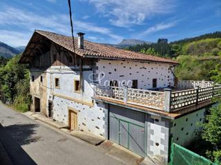 Maison en Zeanuri. Se vende casero en el centro de zeanuri, lado derecho