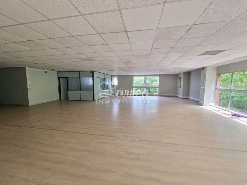 Foto 94c9f912-abca-41ee-b4a5-bbeca4c693be. Rent office space with heating in Igorre