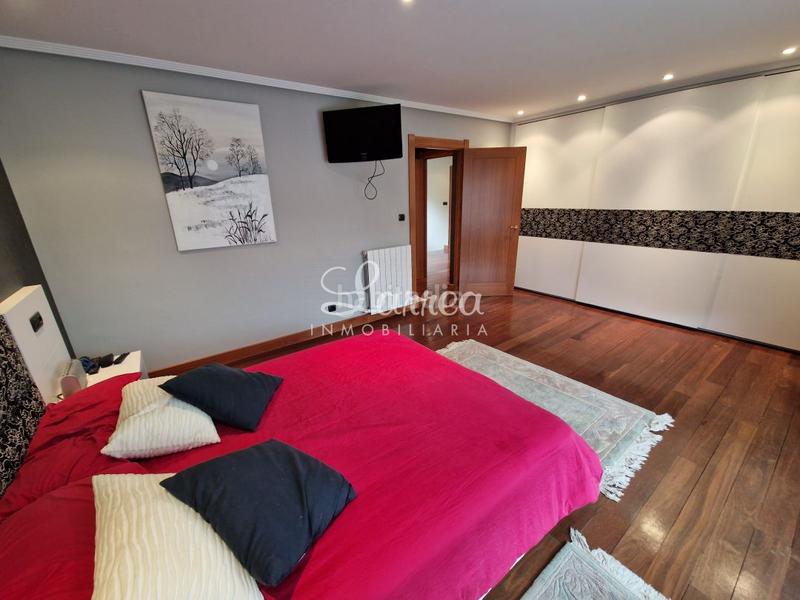Foto 5200aad3-c854-4ba9-b66c-8d8edf6d0636. Casa aparellada amb calefacció aparcament a Areatza