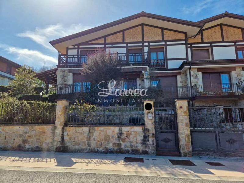 Foto c17f4b77-bbd8-4d66-ad40-1691b4eb5539. Casa aparellada amb calefacció aparcament a Areatza