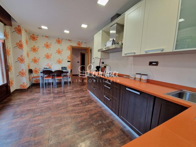 Foto c4447f35-4060-46f8-9f0a-e9a235d64b66. Casa aparellada amb calefacció aparcament a Areatza