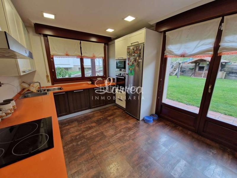 Foto fa4d072d-2215-4e23-a787-561a823f7c9e. Casa aparellada amb calefacció aparcament a Areatza