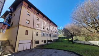 Local Comercial a Areatza. Se vende local a cota cero desde la entrada y con altura en los