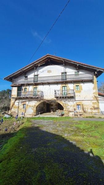 Foto 0bdbdef0-e9d2-47d4-b3d7-8c27535b411d. Masia amb aparcament a Larrabetzu