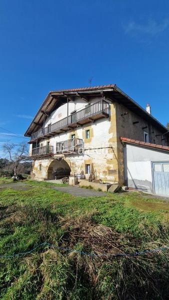 Foto 517559e2-0d22-41de-855b-a6718857e16c. Masia amb aparcament a Larrabetzu