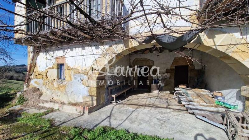 Foto b7204f0f-c391-454d-826f-7a50912e7cf7. Masia amb aparcament a Larrabetzu