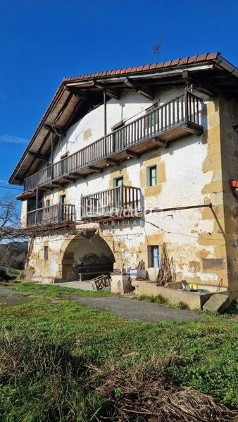 Foto cc702771-223d-49c6-9eef-49d11fe8a468. Masia amb aparcament a Larrabetzu