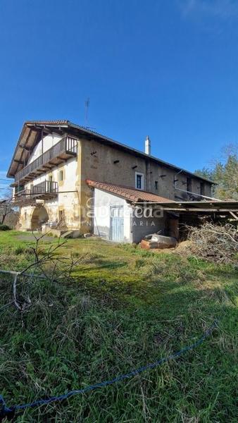 Foto e4482b21-c0d7-4afc-8d51-2de792bb52ae. Masia amb aparcament a Larrabetzu