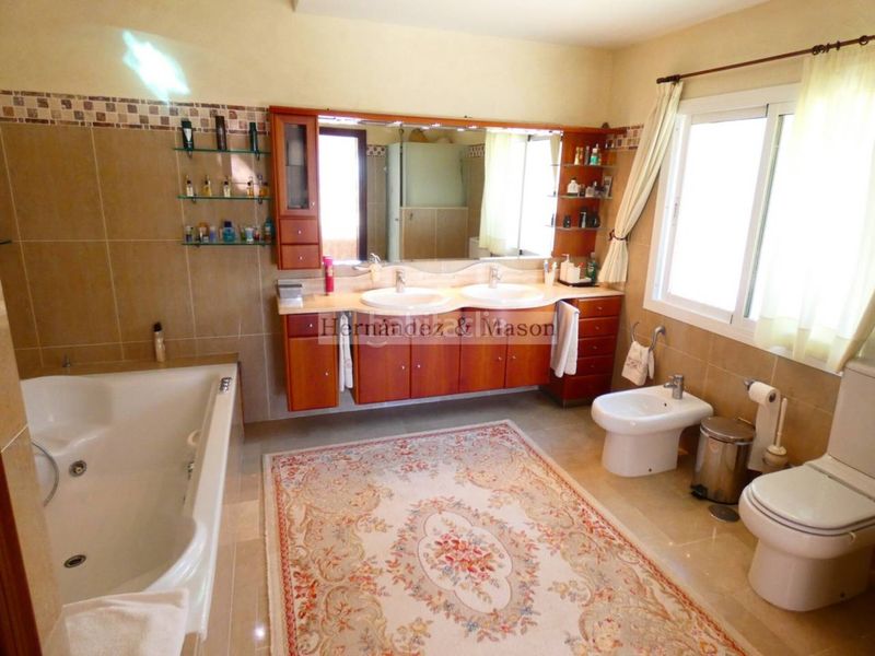 Foto 19fa2dfa-ebf3-4168-a050-76f0db22dd6d. Casa amb calefacció aparcament piscina a Hacienda Torrequebrada Benalmádena