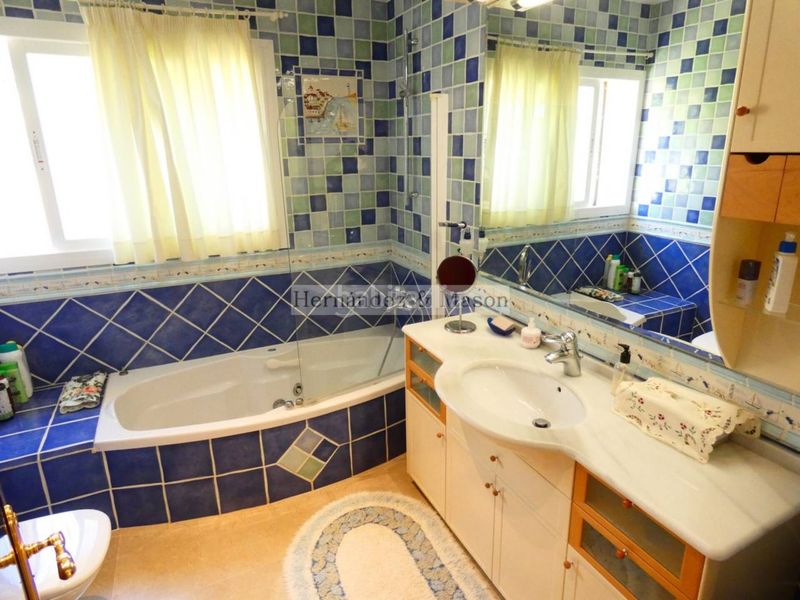 Foto 537a028a-9ed7-478b-a471-53fa415fc7ff. Casa amb calefacció aparcament piscina a Hacienda Torrequebrada Benalmádena