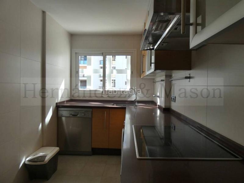 Foto 87e7c9f3-a1e5-479a-8b0e-e8a576aca934. Location appartement avec parking piscine dans Puerto Marina Benalmádena