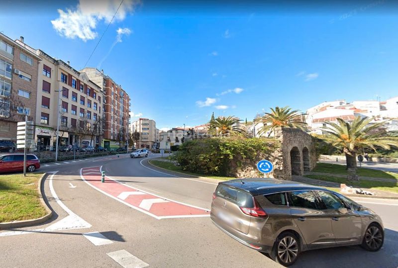 Foto ccbece8c-ba6a-4e44-81e3-05d9f4e4028e. Parking coche en calle la carrera 2a en Centro Cáceres