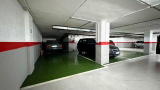 Aparcament cotxe a Plaza de noruega 8. Para 2 coches grandes
