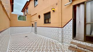 Casa adosada en Calle de jaraíz de la vera 6. Casa con patio, terraza y garaje
